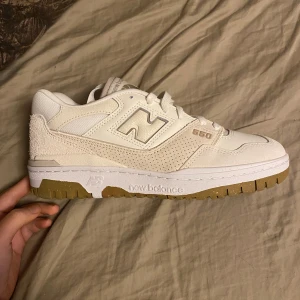 Vita sneakers från New Balance - Snygga vita New Balance 550 sneakers. Helt nya endast provade. 