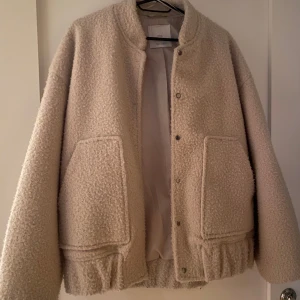 MANGO teddy/bomber jacka - Teddy/bomber jacka från MANGO. 