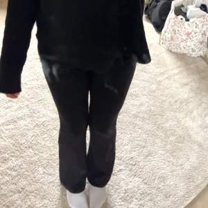 Säljer ett par svarta yogapants. Säljer där av dom är för korta för mig. Bra skick. Knabbt andvända, dock så är lappen i byxorna bortklippt.