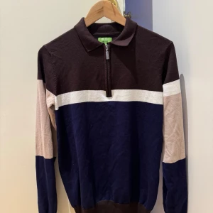 Limites edition från Feraud - Snygg brun och blå tröja från Feraud med dragkedja och krage. Limited edition! Knappt använd.