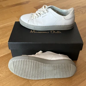 Vita sneakers från Axel Arigato 38  - Snygga vita sneakers från Axel Arigato 38 jättebra skick 