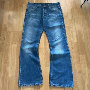 Snygga blå vintage Lee jeans med fet bootcut och klassisk femficksdesign. Perfa för att droppa snyggt över dina af1 lol skriv vid frågor/köp 