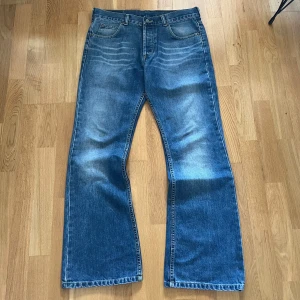 Blå jeans med bootcut - Snygga blå vintage Lee jeans med fet bootcut och klassisk femficksdesign. Perfa för att droppa snyggt över dina af1 lol skriv vid frågor/köp 