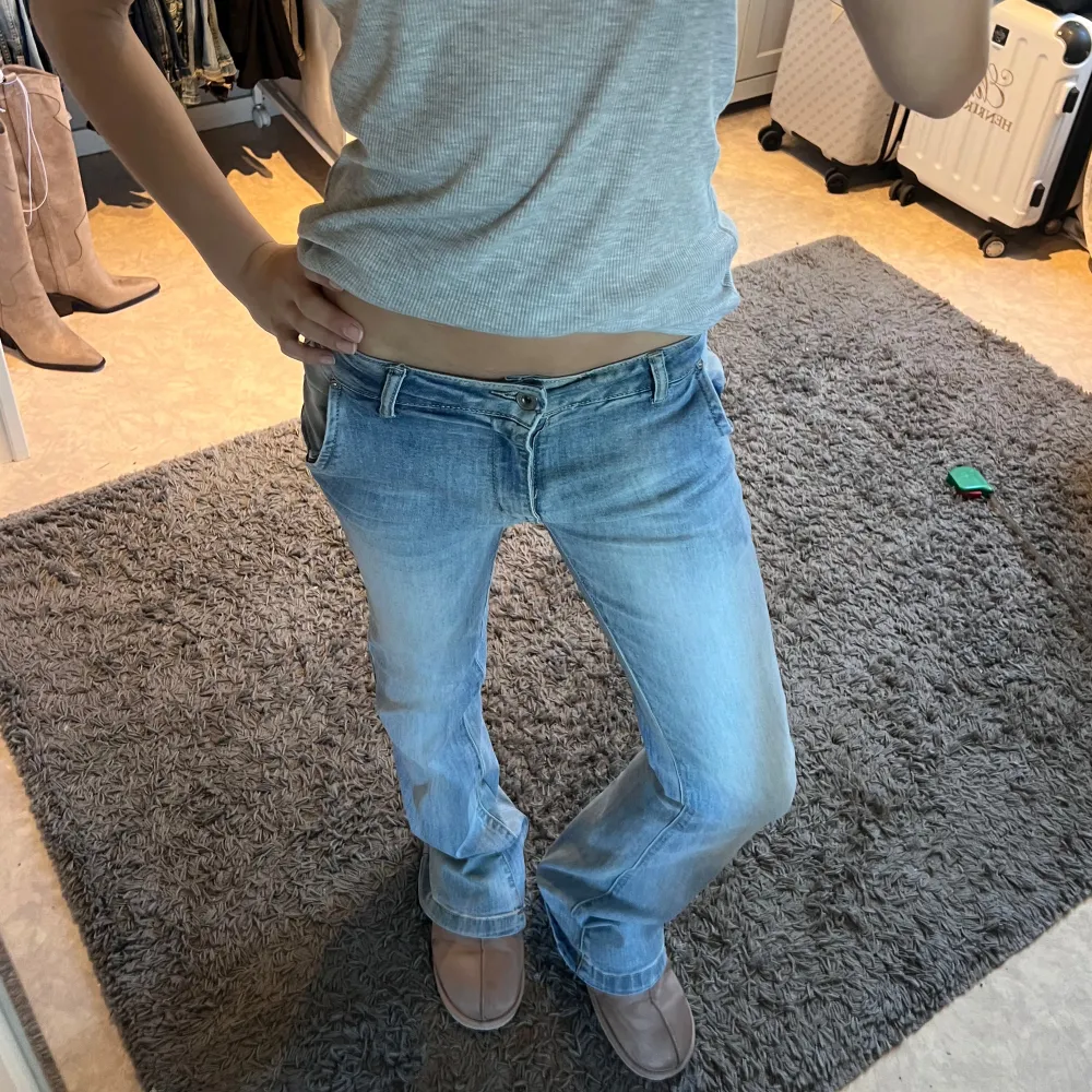 Lågmidjade ljusblåa jeans , mått 35cm men mycket stretchiga , passar nog XS-M , Innerbenlängd 82cm , jag är 168cm. Farkut & Housut.