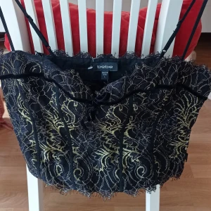 Korsett från beyond retro  - Jättefin korsett i guld och svart säljer pga fel storlek<3