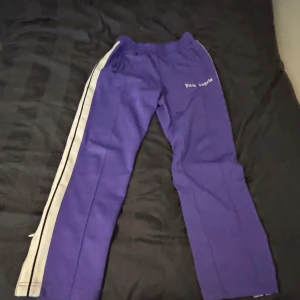 Palm angels track pants - Hej jag säljer nu mina äkta palm angels track pants då jag rensar min garderob. Strl L men passar M/L. Dom är i bra skick men finns två pyttesmå hål på framsidan som knappt syns