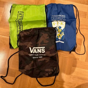 Gympapåsar  - Tre stycken gympapåsar! Alla för 55 eller en för 25 (den från Vans för 40 kr)! En defekt finns på den blåa (se bild 5)!🙌🥰