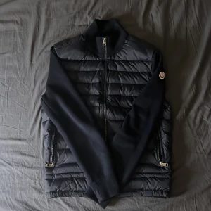 Moncler cardigan  - Gott som ny typ har nk påsen men kan skicka mer bilder om de behöves är M passar s