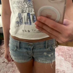 Blå lågmidja jeansshorts från Hollister - Säljer ett par snygga blå jeansshorts från Hollister. 