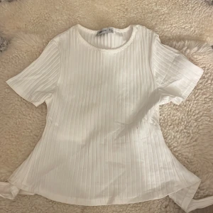 Söt topp - Söt topp med knyte i ryggen💋💋