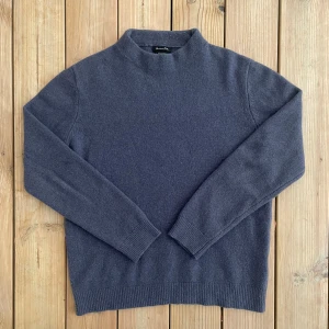 Massimo Dutti Kashmir Tröja  - Säljer nu denna riktigt snygga Massimo Dutti tröjan. Gjort av Kashmir och Ull vilket ger en riktigt bra kvalite. Storleken står M men den sitter mer som XS-S, passar 170-175cm. Väldigt fint skick knappt använd. Hör av dig om du undrar något eller vill ha fler bilder! Pris är diskuterbart vid snabb affär 
