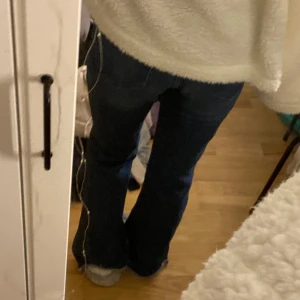 Blå jeansbyxor - Snygga blå jeansbyxor med klassisk design. De är mif waist och bootcut. Femficksmodell med knapp och dragkedja framtill. Perfekta för en avslappnad stil.