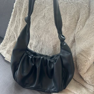 Läder väska - Säljer min läder väska ifrån Lindex då jag inte använder den längre!👜