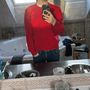 Röd tröja från Ralph Lauren - Tja! Säljer en snygg röd tröja från Ralph Lauren! Tröjan har en rund halsringning och långa ärmar, perfekt för en stilren look. Nypris runt 2k! Priset är inte hugget i sten! Tveka inte och höra av! 💳📌🍾