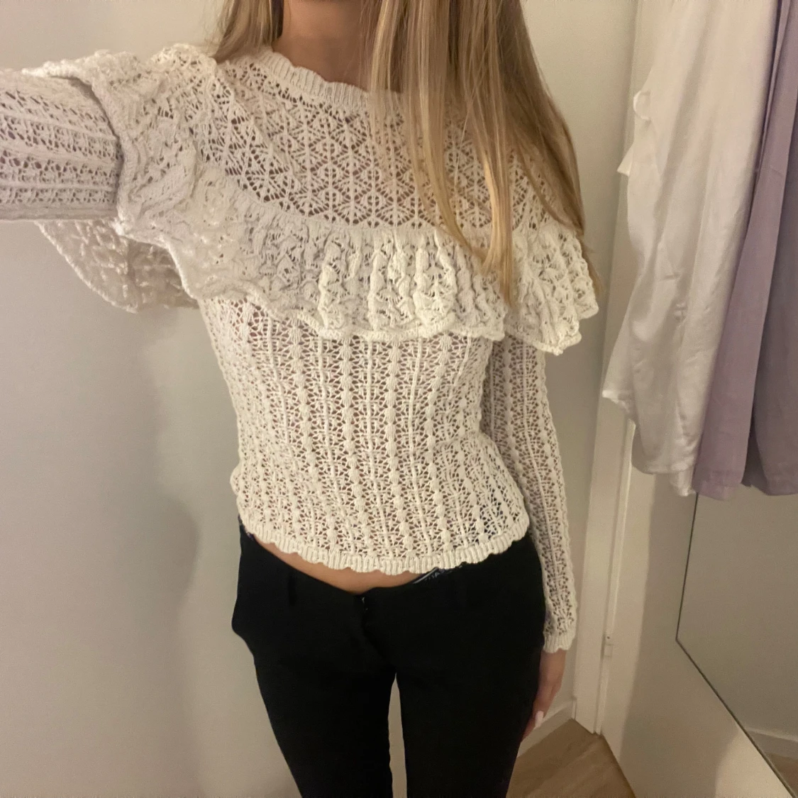 Topp med volangdetaljer