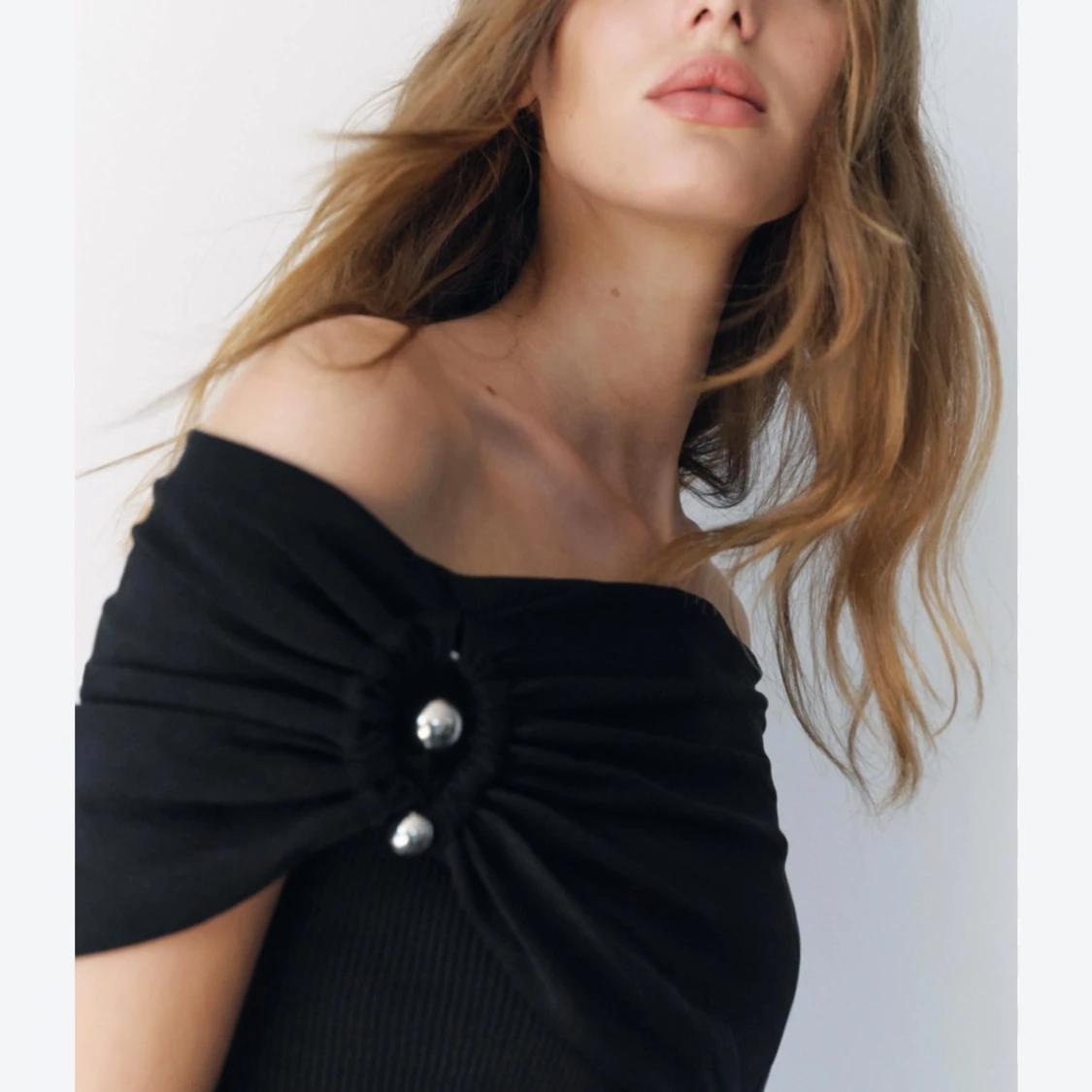 Svart topp med pärldetaljer - 1