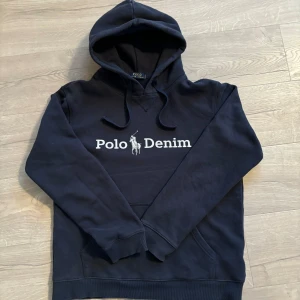 Polo Demin Hoodie - Tvärfet Polo Demin Hoodie. Mycket eftertraktad och svår att få tag på. Storlek L men sitter mer som M. Skick 9/10. Tveka inte ställ frågor vid fundering👍