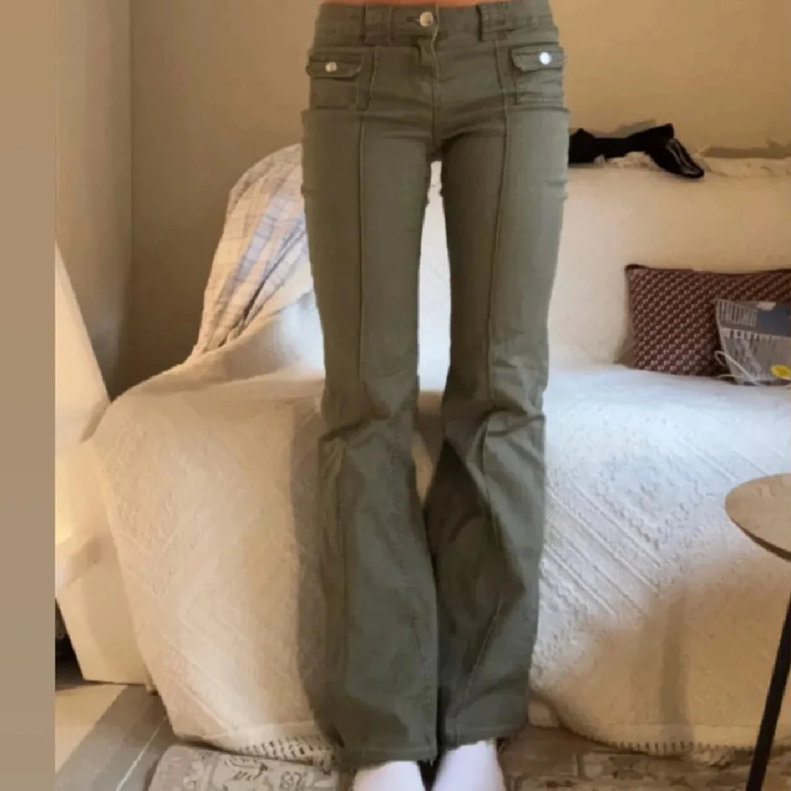 Olivgröna bootcut byxor