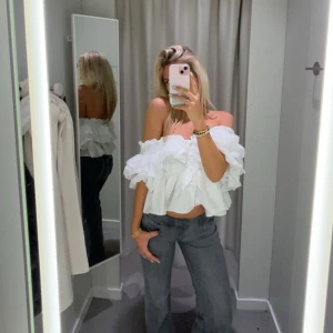 Vit offshoulder blus - Säljer den populära slutsålda vita offshoulder blusen med volangdetaljer. Perfekt för en trendig look, nypris 500kr