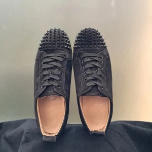Christian Louboutin Black Suede Low Spike - Skorna är använda, men är fortfarande i bra skick. Pris går att diskutera