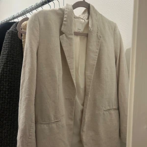 Beige kavaj från H&M - Snygg beige kavaj i linne från H&M som inte kommer till användning 💞