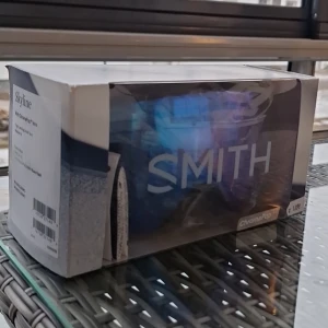 Smith Skyline ChromaPop™ Skidglasögon - Smith Skyline skidglasögon med ChromaPop™ Storm Rose Flash-lins. De har en svart ram och är designade för medium passform. Utrustade med Fog-X anti-fog innerlins för klar sikt i alla väder. Jag vann glajorna på en snowboard tävling i fjällen och dom passade tyvärr inte mig så bra, därför säljer jag dem. Har testat de en gång på hjälmen men aldrig använt dem.