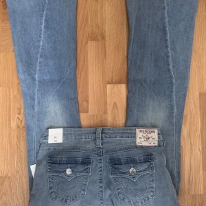 True religion jeans - Helt nya med påse inkluderat, aldrig använda bara testade en gång. Allt är orginal och följer med. Priset är hugget i sten för de är helt nya. Kanske bättre pris vid snabb affär men kom privat för att diskutera pris. Model joey low rise flare / bootcut. W28 helt ny 