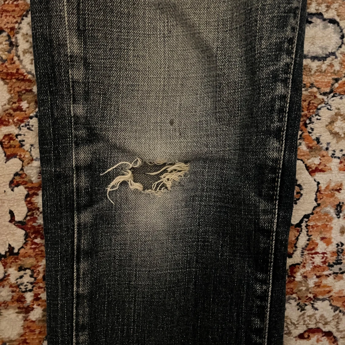 Levi's jeans med slitna detaljer - 2