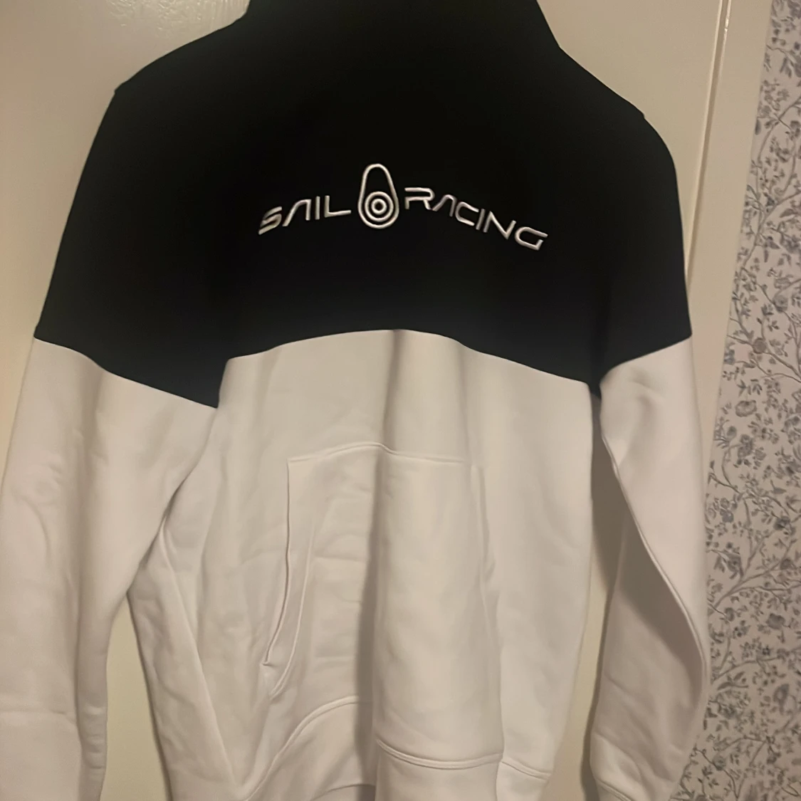 Svart och vit hoodie från Sail Racing