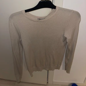 Beige långärmad tröja  - Säljer en stilren beige tröja. Tröjan är långärmad och har en rund halsringning. Perfekt för en enkel och elegant look!✨