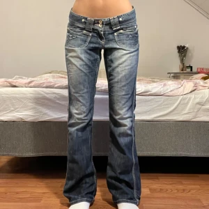 Jeans  - Midjemått: 39cm, innerbenslängd: 82cm 💖Storlek står inte i 