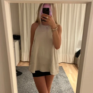 Fest topp  - Säljer denna extremt snygga festtoppen då den tyvärr är för stor för mig. Den är lätt silvrig. Storlek m! Helt oanvänd, 200 kr pris kan diskuteras!💓💓🫶🏼