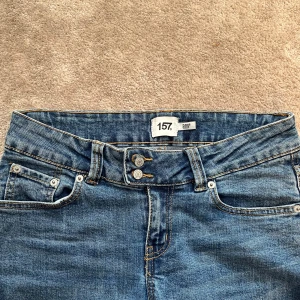 Lågmidjade jeans - Lågmidjade bootcut jeans ifrån lager 157. Köptes för inte alls längesen men de har blivit för korta för mig. Storlek S full length. Nypris 400, säljer för 300. Så snygga