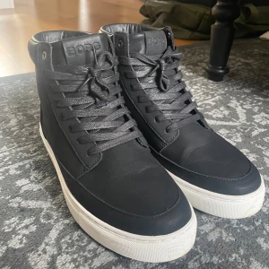 Svarta sneakers från Björn Borg - Snygga svarta vintersneakers från Björn Borg med hög modell och snörning. Bara använda ca 3-5 gånger och i väldigt bra skick. Storlek 42. Ser ut som låga sneakers när man har byxor över och passar bra till outfiten. 🤩