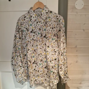 Blommig skjorta från Carin Wester - Säljer en snygg blommig skjorta från Carin Wester i storlek 36. Skjortan har ett färgglatt mönster med blommor i olika nyanser och långa ärmar. Perfekt för att liva upp garderoben! 🌸
