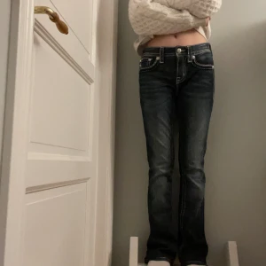 Bootcut jeans från Miss Me - Snygga bootcut miss me jeans dem är lågmidjase med det syns inte pga att dom är för stora, skriv om frågor💗kan pris förhandla 