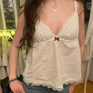 Odd Molly linne - Säljer min älskade Odd Molly topp, så söt med fina spetsdetaljer💗 Några få hål i spetsen men absolut inget man ser eller lägger märke till! Pris går att diskutera vid snabb affär och det är bara att höra av sig vid frågor eller för fler bilder💗💗