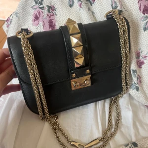 Valentino väska - Lägger ut annons igen. Säljer min äkta Valentino garavani väska. Så sjukt fin men säljer då jag är i snabbt behov av pengar. Storlek Small och modellen glam lock. Nypris ca 13.000. Kan skicka kvitto om så önskas. 