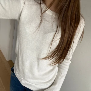 Vit tröja från VILA - Säljer en stilren vit tröja från VILA i storlek XS. Skriv vid fler frågor eller funderingar💕