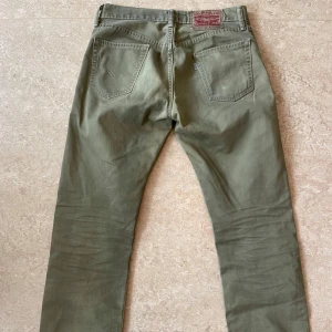 Low waisted jeans från Levi's (Oliveröna) - Snygga olivgröna jeans från Levi's. Storlek 29/32 / S men lösare passform på XS 