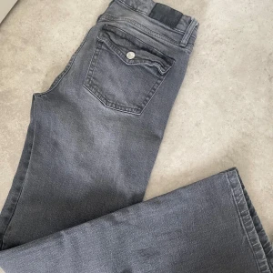 grå 90’s bootcut jeans från lager 157 - snygga grå 90’s bootcut jeans från lager 157. helt oanvända, endast tvättande en gång!!! storlek S tall, köpta för 400kr