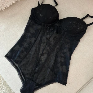 Body intimissimi  - Finaste bodyn från intimissimi (utgående kollektion som ej går att få tag på längre). Ordinariepris är 559kr. Storlek 75B, passar s,xs med mindre byst (70c-75b). Perfekt till fest! Avtagbara band!