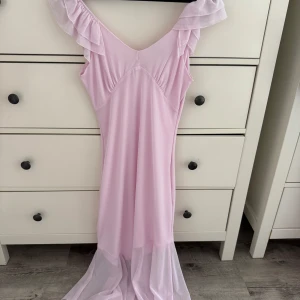 Rosa Klänning - Denna super snygga babyrosa klänning i mesh från H&M har aldrig använts, därav säljer jag den. Storlek S.💗