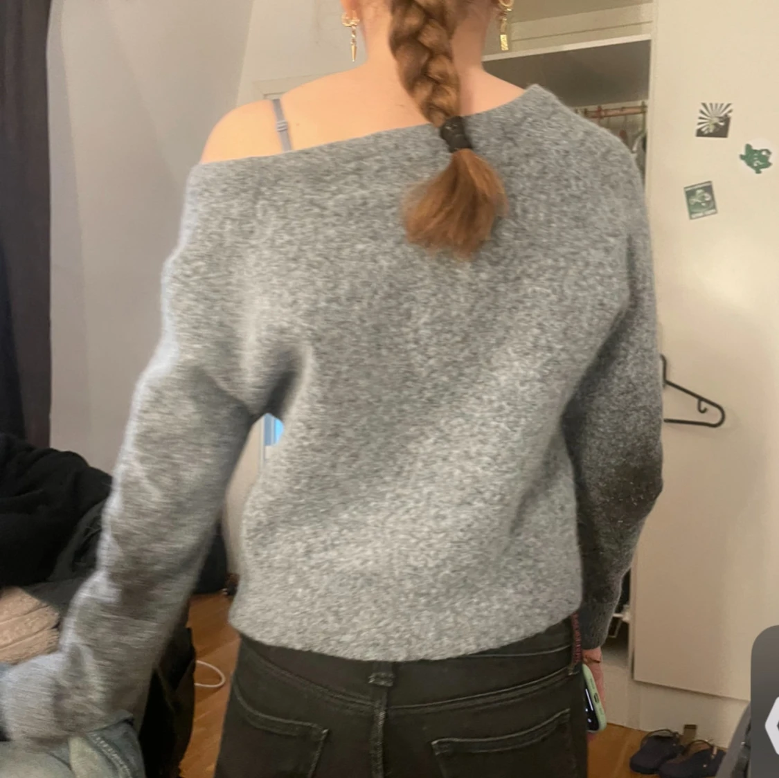 Grå offshoulder stickad tröja - 1