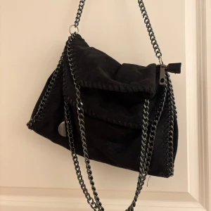 Väska - Superfin svart väska med skimmer samt mörka kedjor. Jätte fin, perfekt till skolan🥰