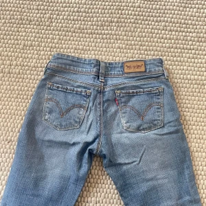 Levi’s 571 Jeans - Lowwaist jeans från levis ❤️Modell 571 Slim jeans, avklippa vid fotleden ❤️ Köpta second hand i Köpenhamn 🫶🏻Står ingen storlek i men passar mig som har W25 😙