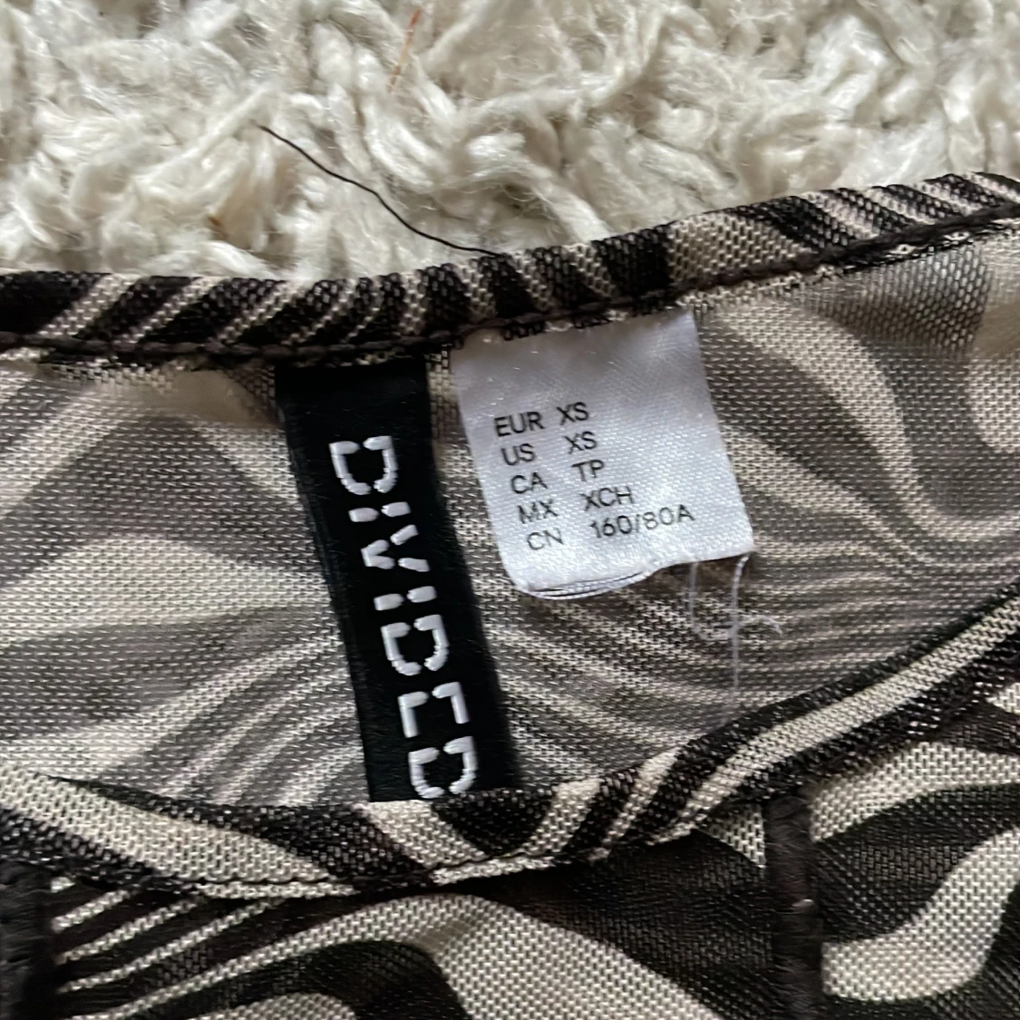 Brun zebramönstrad mesh topp från Divided XS - 1