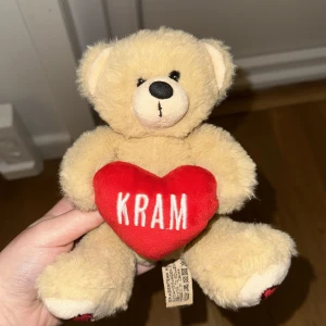 Nallebjörn - Bilderna visar en söt nallebjörn med ett rött hjärta där det står 'KRAM'. Detta är en mjukisdjur från märket Tinka, säljer denne eftersom de var en present från mitt ex😂