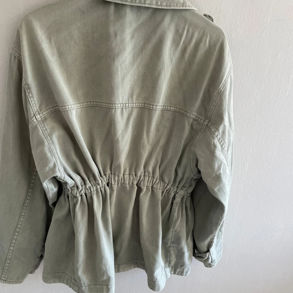 Grön jeansjacka med snörning i midjan - 3