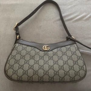 Gucci axelväska  - Riktigt fin axelväska vid fler frågor elle bilder är det ba skriva!